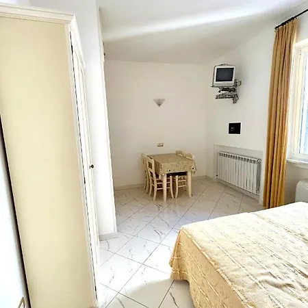 La Mimosa House * 蒙特罗索阿尔马雷